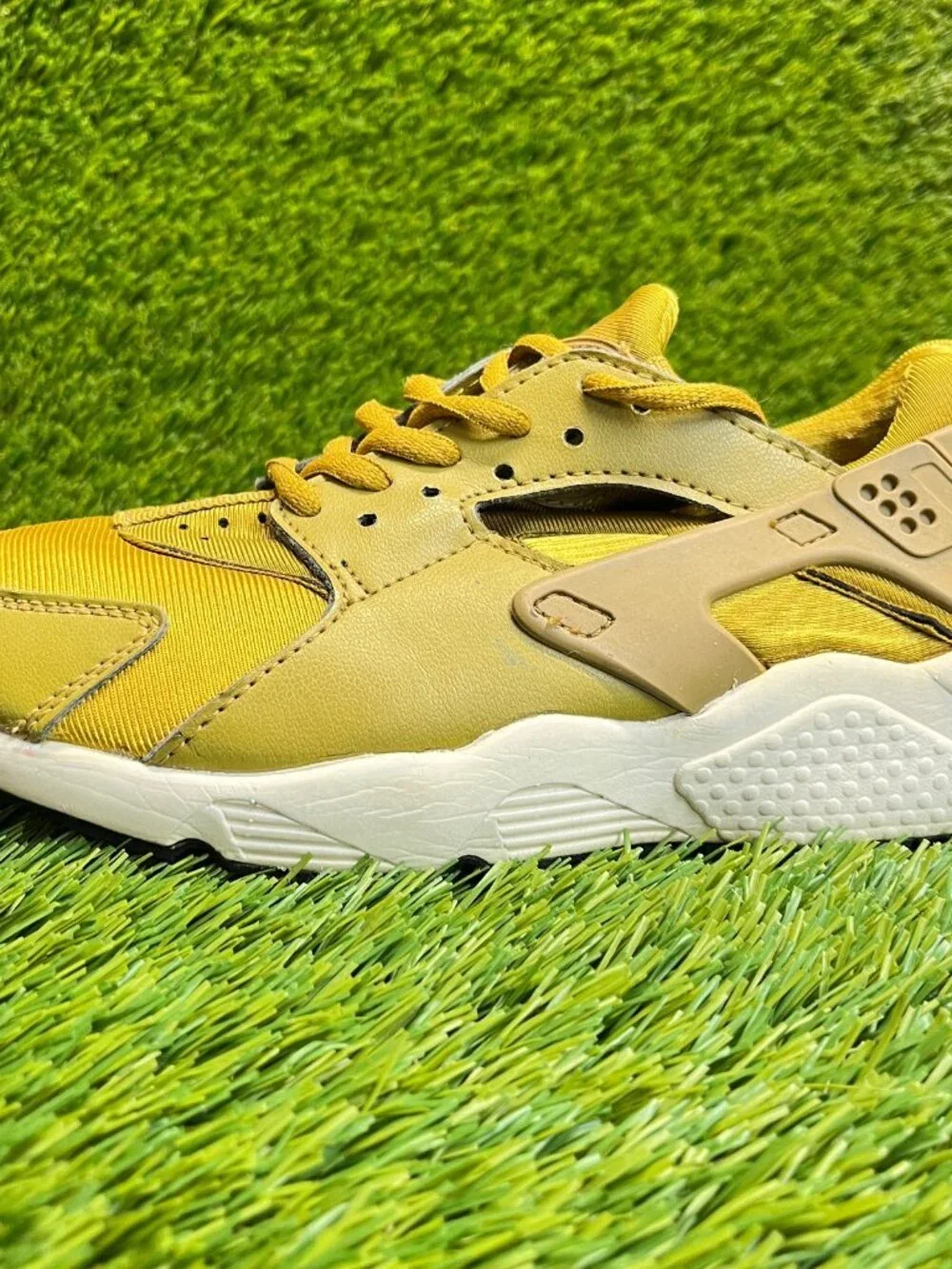 Nike Air Huarache Run Bronzine Womens Size 6 Gold White‎ Running Shoes Sneakers